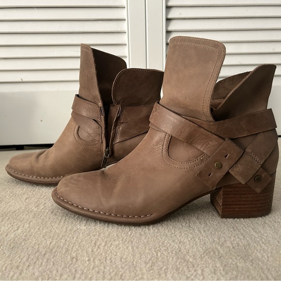 Leather UGG boots - Picture 1 of 8